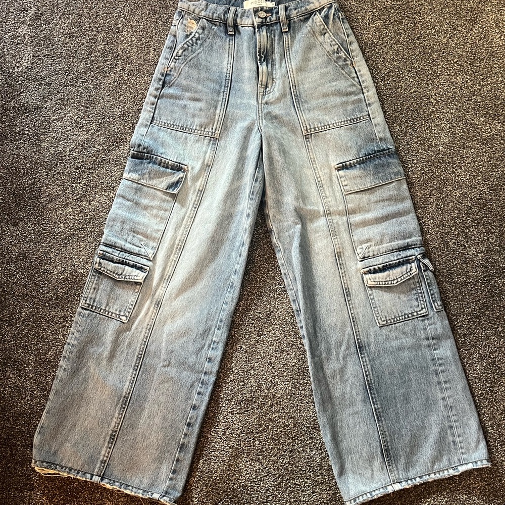 Stylish Wide Leg Cargo Jeans in Light Gray